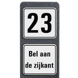 Huisnummerpaal met twee BORDEN Modern met tekst