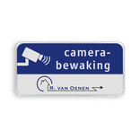 Reflecterend bord camerabewaking in huisstijl met logo