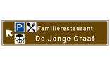 Verwijsbord toeristisch (bruin) - met 3 pictogrammen, 2 regels tekst en pijl