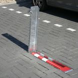 Poteau anti-stationnement rabattable antivandalisme rouge/blanc