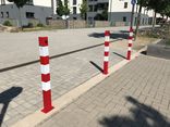 Parkeerpaal 70x70mm rood wit - neerklapbaar met bodemmontage - 8mm driekantslot