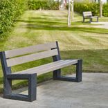 Banc public bicolore avec dossier en plastique recyclé - Govaplast - modèle Matrix
