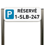 Panneau de parking avec plaque d’immatriculation sur poteaux