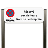 Panneau parking visiteurs avec nom d’entreprise et poteaux