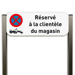 Panneau parking visiteurs avec nom d’entreprise et poteaux