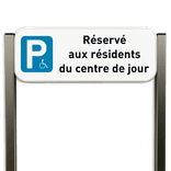 Panneau parking PMR avec texte personnalisable et poteaux