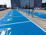 Wegmarkering parkeerplek laadpunt - Parkeervak met belijning en symbool auto stekker