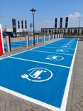 Wegmarkering oplaadpunt parkeervak blauw met symbool auto/stekker - wegenverf