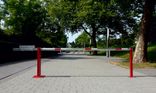 Absperrschranke aus Stahl mit Gegengewicht und Pendelstütze