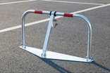 Barrière anti-stationnement rabattable en acier 850 x 450 mm