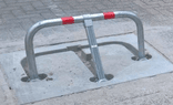 Versenkbarer Parkplatzbügel 835×400×48 mm mit Betonfundament