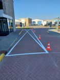 Wegmarkering parkeervak met kruis belijning