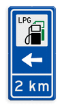 Verkeersbord aanduiding tankstation met LPG, pijl en afstand