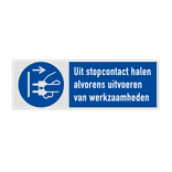 Veiligheidsbord met pictogram en tekst Uit stopcontact halen alvorens uitvoeren van werkzaamheden