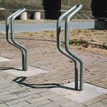 Fietsbeugel staal schuin - met betonvoet 300x300x200mm
