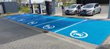Wegmarkering oplaadpunt parkeervak blauw met symbool auto/stekker - wegenverf