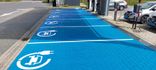 Wegmarkering oplaadpunt parkeervak blauw met symbool auto/stekker - wegenverf