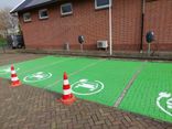 Wegmarkering oplaadpunt parkeervak groen met symbool auto/stekker - wegenverf