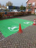 Wegmarkering oplaadpunt parkeervak groen met symbool auto/stekker - wegenverf