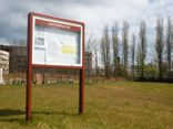 Informatiekast met vitrinebord voor buiten met staanders