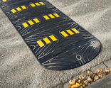 Ralentisseur en caoutchouc 5-10km/h – 70mm hauteur – jaune/noir