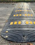 Ralentisseur de circulation en caoutchouc (complet) pour trafic poids lourds – hauteur 50 mm (20-25 km/h)