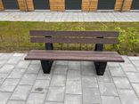 Banc public bicolore avec dossier en plastique recyclé - Govaplast - modèle Bonn