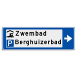 Verwijsbord KOKER Blauw/wit/zwart - pijl rechts, 2 regelig met 2 pictogrammen - Klasse 3 reflecterend