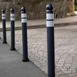 Poteau anti-stationnement flexible CityPole avec fixation au sol