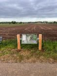 Plaatsing lessenaar informatiebord - twee staanders - op eigen terrein