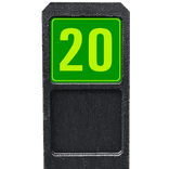 Poteau de numéro de maison avec panneau vert réfléchissant fluorescent