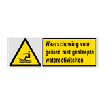 Veiligheidsbord met pictogram en tekst Waarschuwing voor gebied met gesleepte wateractiviteiten