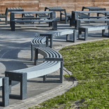 Banc public bicolore sans dossier en plastique recyclé - Govaplast - modèle Canvas (30 degrés)