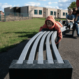 Banc public bicolore sans dossier en plastique recyclé - Govaplast - modèle Canvas (30 degrés)