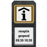 Verzwaarde bermpaal met twee bordjes aanduiding Receptie / Informatiekantoor + tekst vrij invoerbaar