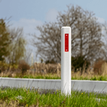 Bermpaal wit kunststof type Harpoen 1200x110x50mm - met reflectoren rood/wit