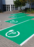 Marquage au sol place de parking borne de recharge – symbole P-prise – peinture routière verte RAL 6024