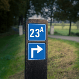 Huisnummerpaal met huisnummerbord en pijlbord - klasse 3 reflecterend