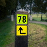 Huisnummerpaal met twee BORDEN Fluor Modern met picto - klasse 3