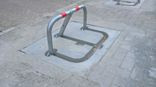 Versenkbarer Parkplatzbügel 835×400×48 mm mit Betonfundament
