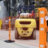 Absperrnetz RapidRoll™ 15 m mit Pfosten und Standfüßen