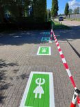 Wegmarkering oplaadpunt - symbool stekker groen wit