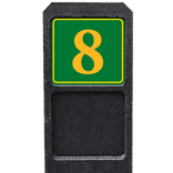 Poteau de numéro de maison avec panneau vert-jaune réfléchissant