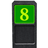 Poteau de numéro de maison avec panneau jaune-vert réfléchissant fluorescent