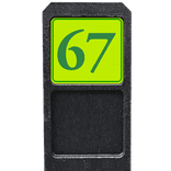 Poteau de numéro de maison avec panneau vert-jaune réfléchissant fluorescent