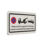 Verkehrsschild mit Absolutes Haltverbot - Widerrechtlich geparkte Fahrzeuge werden kostenpflichtig abgeschleppt