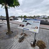 Plaatsing lessenaar informatiebord - twee staanders - op eigen terrein