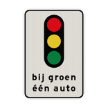 Verkeersbord RVV VR08 bij groen één auto