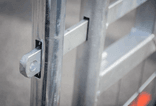 Porte standard pour clôture de chantier avec charnière et verrouillage