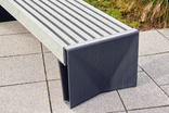 Banc public bicolore avec dossier en plastique recyclé - Govaplast - modèle Prisma